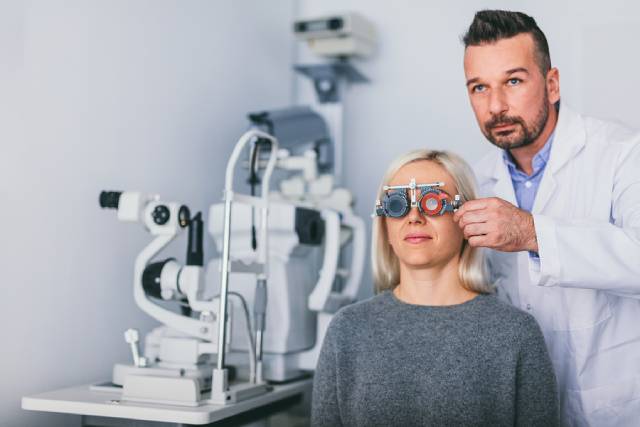 Qualified optician optometris
