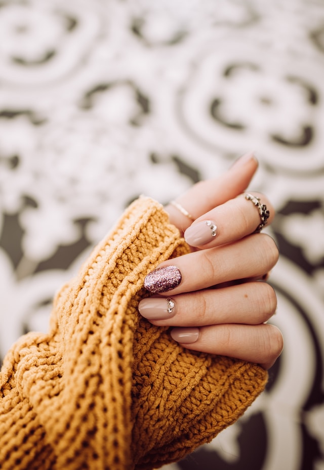 Mastering the Art of Elegance: Short Ombre Nails
